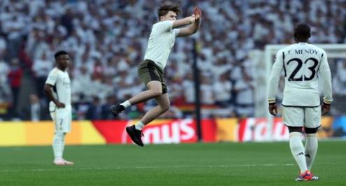 "مبالغ مالية مغرية وعواقب قانونية وخيمة".. ماذا سيحدث لمقتحمي ملعب نهائي دوري الأبطال؟